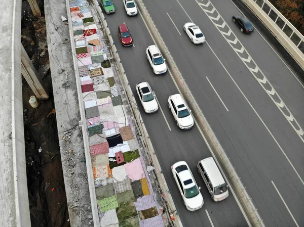 2019年1月7日 在中国中部河南省郑州市一条高架公路上 汽车经过一个新建的坡道 上面覆盖着被子 — 图库照片