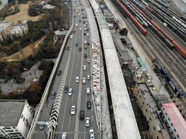 Bilar Förbi Nybyggd Ramp Täckt Med Täcken Upphöjd Motorväg Zhengzhou — Stockfoto