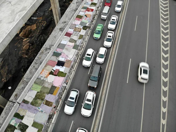 2019年1月7日 在中国中部河南省郑州市一条高架公路上 汽车经过一个新建的坡道 上面覆盖着被子 — 图库照片