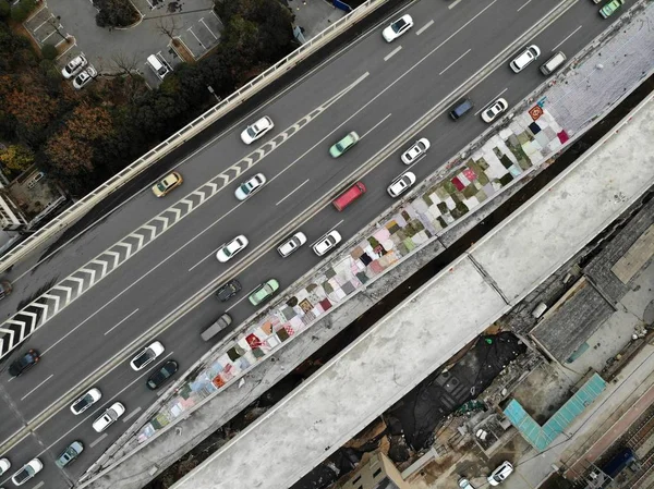 2019年1月7日 在中国中部河南省郑州市一条高架公路上 汽车经过一个新建的坡道 上面覆盖着被子 — 图库照片