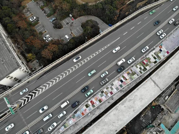 Autos Passieren Eine Neu Errichtete Rampe Mit Steppdecken Auf Einer — Stockfoto