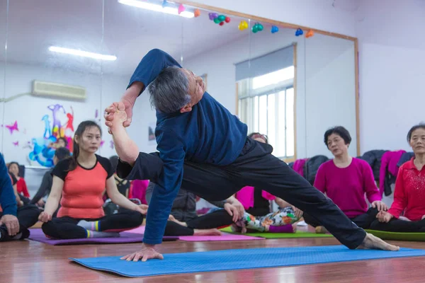 Amateur Yoga Ans Mingchao Instruit Ses Élèves Lors Classe Gratuite — Photo