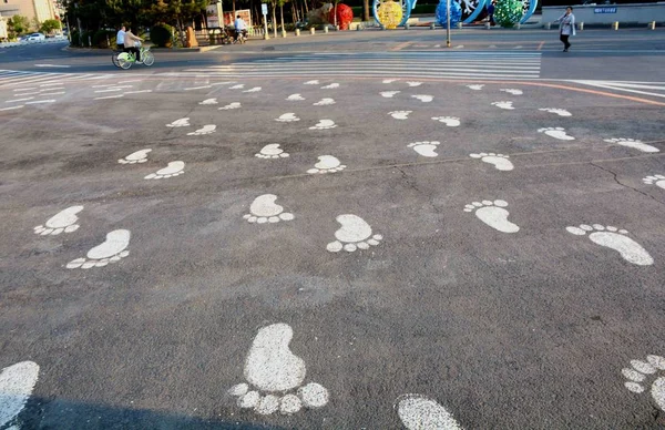 Uitzicht Voetgangers Kruising Met Talrijke Witte Voetafdrukken Shenyang City Noordoost — Stockfoto