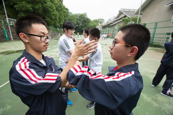 中国浙江大学附属高校の生徒は武術詠先生 2017 日中国東部の浙江省杭州市江 Hanlong — ストック写真