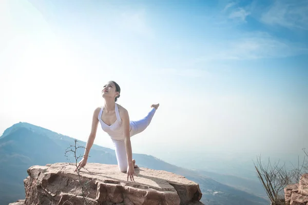 Ein Chinesischer Enthusiast Führt Yoga Rande Einer Klippe Auf Dem — Stockfoto