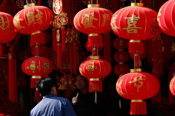 Local Chinese Resident Shops Red Lanterns Upcoming Spring Festival Chinese — Stock Photo, Image