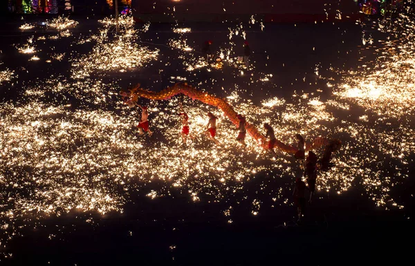 Chinese People Perform Fire Dragon Dance Celebrate Upcoming Chinese Lunar — Stock Photo, Image