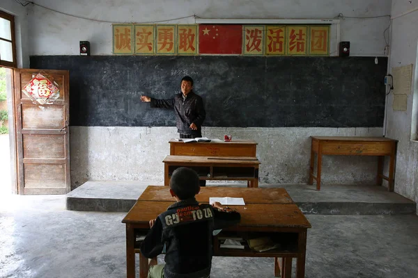 Zefeng Único Maestro Escuela Primaria Youcheng Una Lección Único Estudiante —  Fotos de Stock