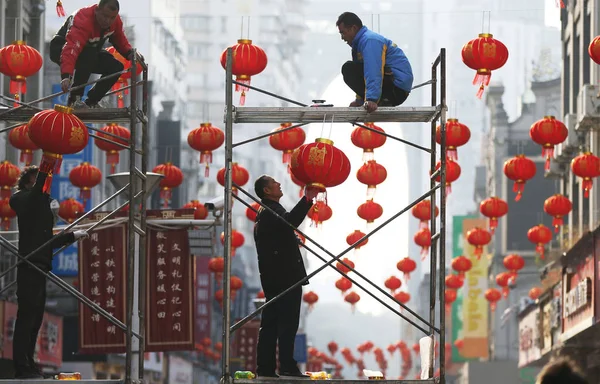 2017年1月23日 中国工人在中国东部浙江省温州市 在步行街上挂上红灯笼 庆祝即将到来的春节或中国新年 — 图库照片
