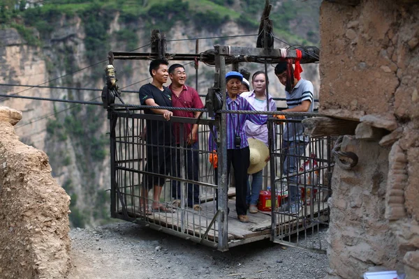 Ντόπιοι Κινέζοι Κάτοικοι Που Χρησιμοποιούν Τελεφερίκ Yingkuu Για Κάνουν Μια — Φωτογραφία Αρχείου
