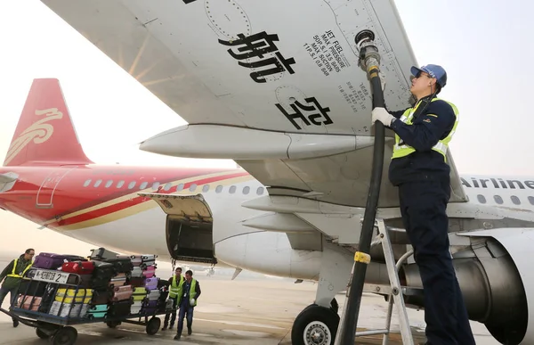 Travailleur Chinois Ravitaille Avion Passagers Pour Ruée Vers Les Voyages — Photo