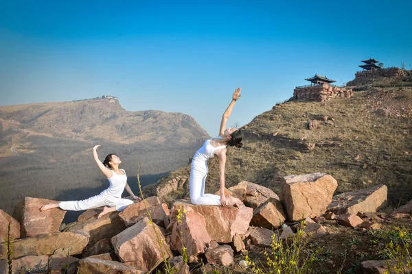 Chinesische Enthusiasten Führen Yoga Rande Einer Klippe Auf Dem Berg — Stockfoto