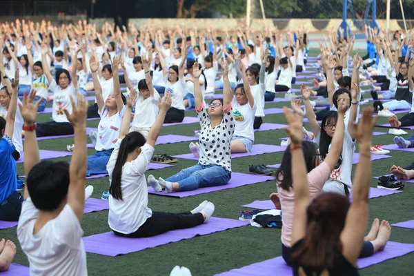 Chinesische Studenten Praktizieren Yoga Der Gruppe Spannungen Und Ängste Abzubauen — Stockfoto