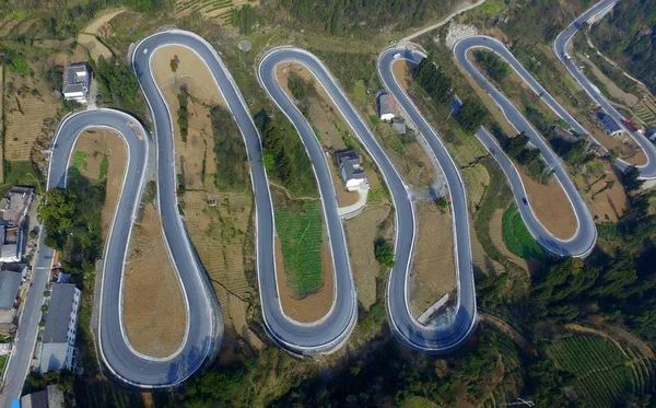 Veduta Aerea Una Tortuosa Strada Montagna Con Tornanti Nel Villaggio — Foto Stock