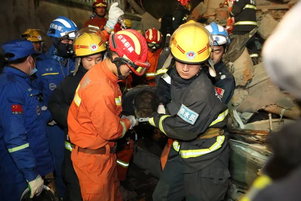Китайские Спасатели Несут Выжившего После Вытащили Обломков Отеля Разрушенного Оползнем — стоковое фото