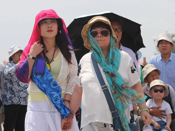 Tourists Shield Themselves Hats Scarves Umbrellas Scorching Sun Visit Tian — Stock Photo, Image