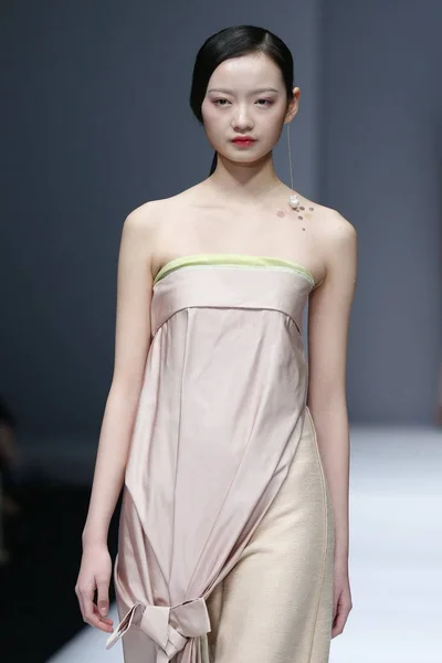 モデルは 中国ファッション週秋 2017 2017 日中中国デザイナー劉偉による天頂生活のファッションショーで新しい創造を表示します — ストック写真