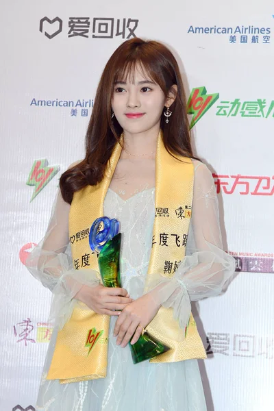 Jingyi Von Der Chinesischen Mädchengruppe Snh48 Posiert Mit Ihrer Trophäe — Stockfoto