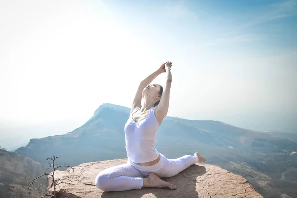 Ein Chinesischer Enthusiast Führt Yoga Rande Einer Klippe Auf Dem — Stockfoto
