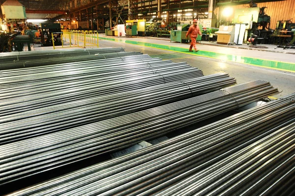 Chinese Worker Walks Steel Rods Plant Dongbei Special Steel Group — Stock Photo, Image