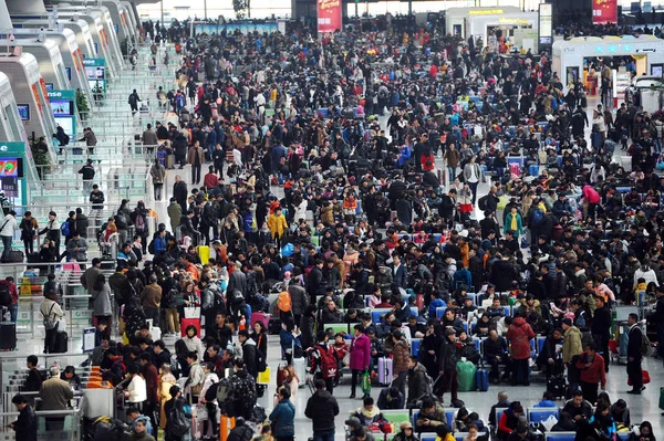 Tömeg Kínai Utasok Várni Hangzhou Kelet Vasútállomáson Vonatokat Utat Hazafelé — Stock Fotó
