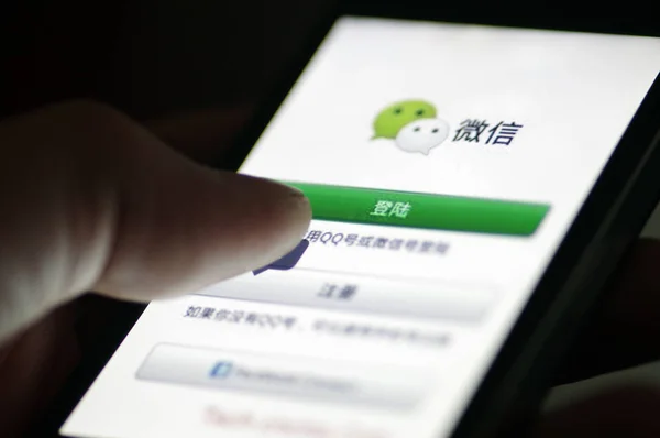 2017年5月15日 在中国东部山东省济南市 一名手机用户打开腾讯的短信应用威信 Wechat — 图库照片