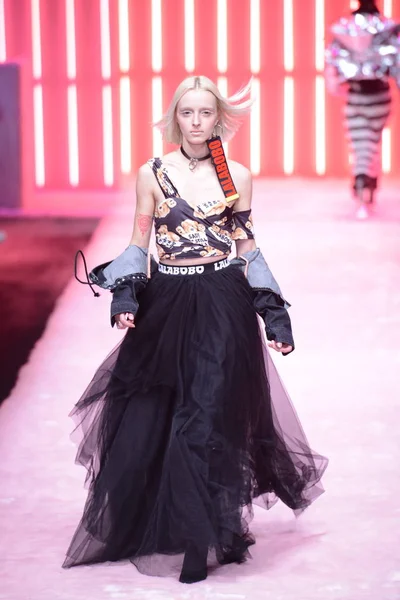 Modell Visar Skapelse Modevisning Lalabobo Kinesiska Designern Xizi Den Kina — Stockfoto