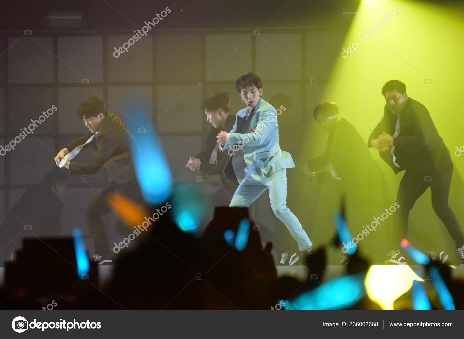 Участники Южнокорейской Бойз Группы Shinee Выступают Концерте.