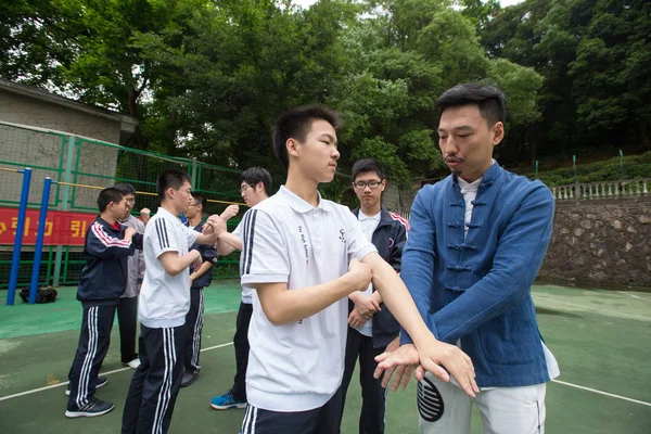 中国武術翼チュン Hanlong 先生は 中国の浙江省杭州市の浙江大学に附属する高校の生徒にレッスンを与えます 月2017 — ストック写真