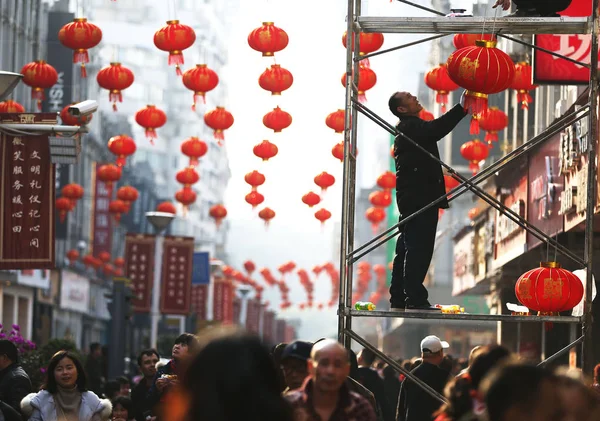 Chinese Worker Hangs Red Lanterns Pedestrian Street Celebrate Upcoming Spring — Stok fotoğraf