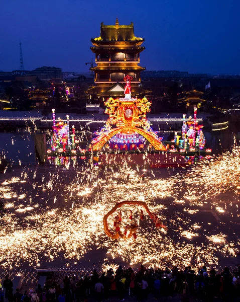 中国の人々は 中国東部の山東省蔵王市で 春節とも呼ばれる中国の旧正月を祝うために火のドラゴンダンスを行います 2017年1月21日 — ストック写真