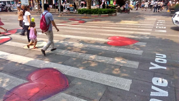 Des Résidents Locaux Marchent Sur Passage Piétonnier Avec Des Cœurs — Photo