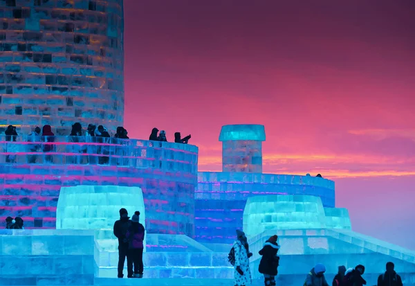Посетители Осмотрят Подсвеченные Ледяные Скульптуры Время Xviii China Harbin Ice — стоковое фото
