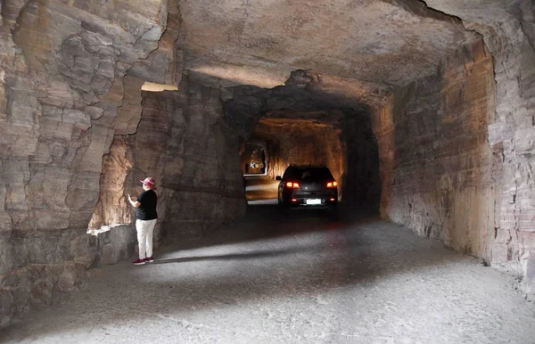 観光客やバスは 中央中国の河南省 Xinxiang Huixian Taihang 山脈の Wanxian 山を通って Guoliang トンネルを通過し — ストック写真