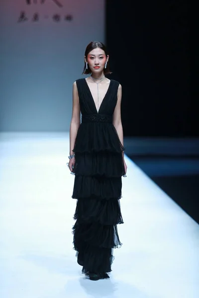 モデルは 中国ファッション週秋 2017 と北京 2017 Muxu 中国デザイナー シャンでのファッションショーで新しい創造を表示します — ストック写真
