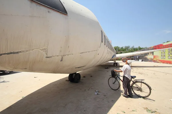 Anciano Mira Viejo Avión Con Boeing 767 Qantas Fuselaje Una — Foto de Stock