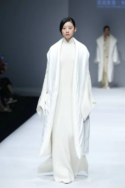 モデルは 中国ファッション週秋 2017 2017 日中中国デザイナー劉偉による天頂生活のファッションショーで新しい創造を表示します — ストック写真