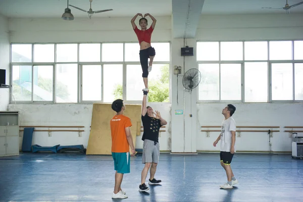 Estudiantes Chinos College Arts Wuhan Sports Univeristy Posan Para Gesto —  Fotos de Stock