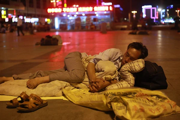 Pasajero Duerme Plaza Estación Tren Zhengzhou Ciudad Zhengzhou Provincia Central — Foto de Stock