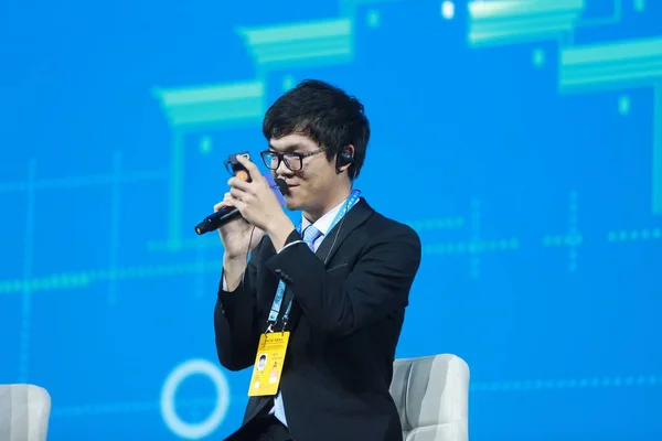在中国东部嘉兴市乌镇的围棋峰会未来峰会期间 中国围棋选手柯杰输给了谷歌的人工智能 项目阿尔法戈 他发表了讲话 — 图库照片