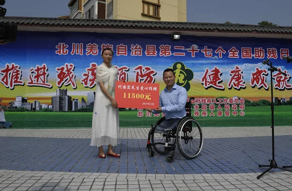 Chinese Man Dai Guohong Right Who Had His Legs Amputated — 图库照片