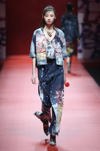 Модель Демонстрирует Новое Творение Модном Показе Chenwen Studio Китайского Дизайнера — стоковое фото