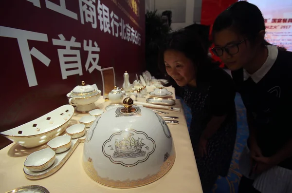 Çin Ziyaretçileri Çin Ulusal Müzesi Nde Uluslararası Işbirliği Için Kemer — Stok fotoğraf
