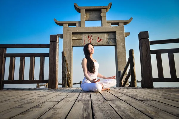 Ein Chinesischer Enthusiast Führt Yoga Rande Einer Klippe Auf Dem — Stockfoto