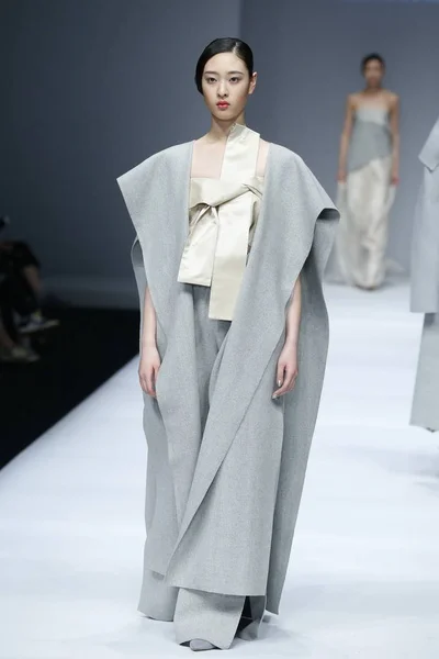 Modell Visar Skapelse Modevisning Zenith Liv Kinesiska Designer Liu Wei — Stockfoto