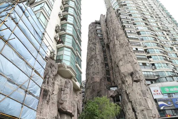 Vista Edifício Residencial Decorado Por Fogueiras Atingindo Acima Andares Altura — Fotografia de Stock