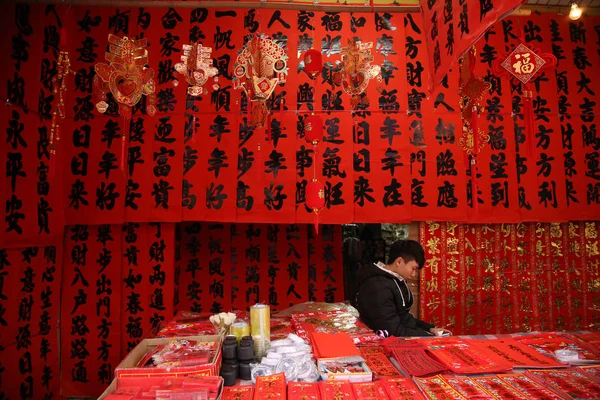 Vendedor Chinês Vende Couplets Para Próximo Festival Primavera Ano Novo — Fotografia de Stock