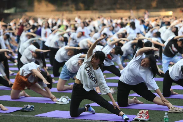 Chinesische Studenten Praktizieren Yoga Der Gruppe Spannungen Und Ängste Abzubauen — Stockfoto