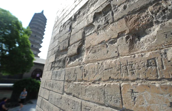 2017年5月18日 中国北方山西省太原市双塔寺上 不守规矩的游客留下的涂鸦景观 — 图库照片