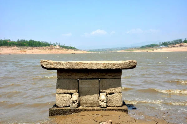 2017年5月12日 中国東部山東省龍城市の長期的な降雨不足により ホウロン川貯水池に水が落ちた後 石の墓が描かれています — ストック写真